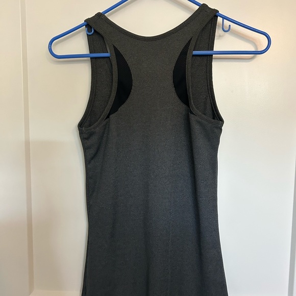 Under Armour Women’s Razor Back Tank Sz Med - Picture 3 of 3